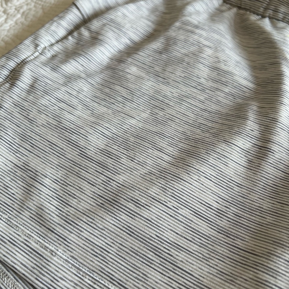 Lululemon On the Fly Short 2.5” Luxtreme We Are From Space Ice Grey Alpine White - Picture 2 of 5